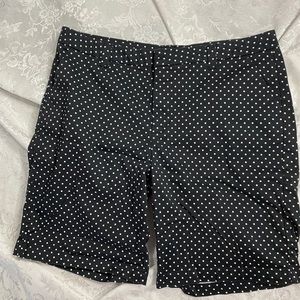 Riders by Lee Black & white Shorts w/ pockets EUC  sz 18. Very nice 9” Bermudas
